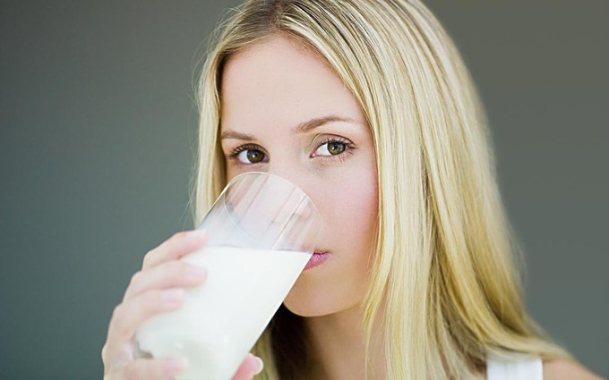 Người bị sỏi thận có nên uống sữa buổi tối không và một số nguyên tắc ăn uống cho người bệnh