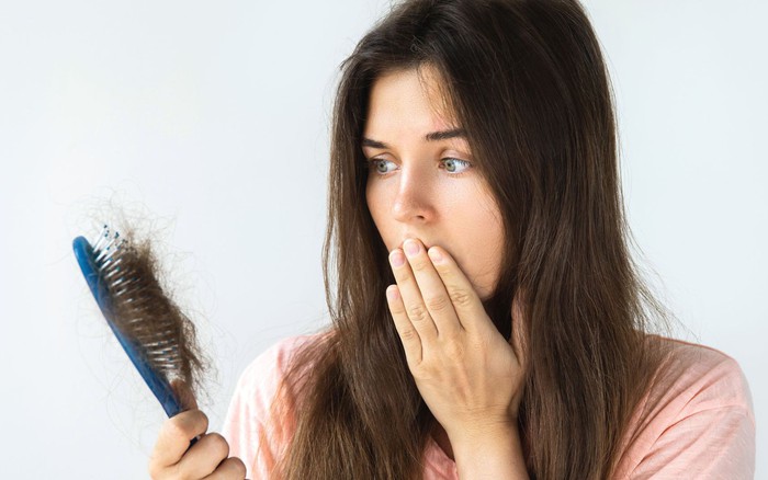 Giải đáp Tình trạng rụng tóc nhiều ở nữ tuổi 17 có sao không  Nhà thuốc  Long Châu